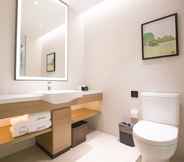 Toilet Kamar 2 Hampton by Hilton Guilin Lingui