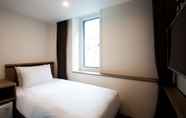 Kamar Tidur 7 First Stay Hotel Tawny Owl