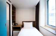 Kamar Tidur 6 First Stay Hotel Tawny Owl