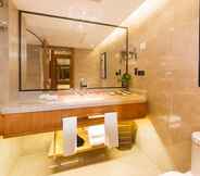 Toilet Kamar 7 R-Sun International Hotel Wuxi