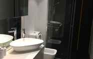 In-room Bathroom 6 Luxurious Apartments Near City