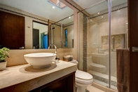 Toilet Kamar Blue Beach 2 BRM apt sleeps 5