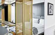 Kamar Tidur 5 Roomers Munich, Autograph Collection