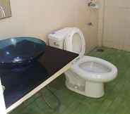 Toilet Kamar 3 Ton Taan Resort Muang