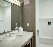 In-room Bathroom 5 Courtyard by Marriott Corvallis