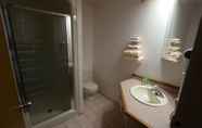 In-room Bathroom 6 Companion Hotel Motel