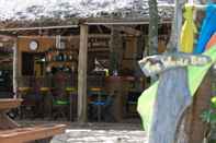 Bar, Cafe and Lounge Melina's Beach Front Bungalow