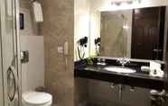 In-room Bathroom 7 Golden Tulip Khajuraho