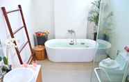 In-room Bathroom 7 Ka Villa : Beautiful 2 Bedrooms Property