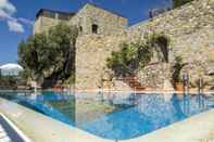 Swimming Pool Hotel Castillo de Monda