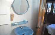 In-room Bathroom 5 Hillock Villa