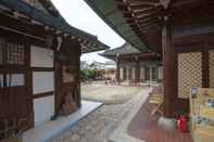 Bên ngoài The Hanok