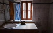 In-room Bathroom 4 Karnayo Traditional Houses