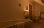 Phòng tắm bên trong 3 The Rana Apartments