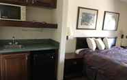 Bedroom 3 Gateway Inn and Suites
