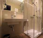 In-room Bathroom 3 Hotel New Elvezia