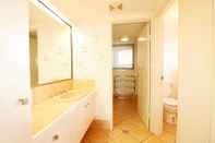 In-room Bathroom Pelican Waters