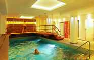 Kolam Renang 2 Haverkamp Suites