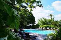 Swimming Pool Hampton Maid Motel