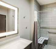 In-room Bathroom 4 La Quinta Inn & Suites by Wyndham Baton Rouge - Port Allen