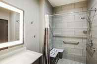 In-room Bathroom La Quinta Inn & Suites by Wyndham Baton Rouge - Port Allen