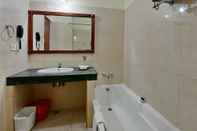 In-room Bathroom Indo Hokke Hotel