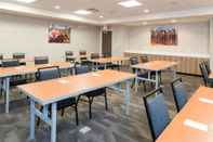 Functional Hall Home2 Suites by Hilton Louisville Downtown NuLu