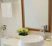 In-room Bathroom 4 GreenTree Inn LaiBin DaQiao Road YeJin Road Express Hotel