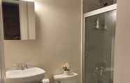 In-room Bathroom 6 31 Street Broadway Hotel