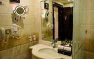 ห้องน้ำภายในห้อง 6 Garden Plaza Hotel Sefah
