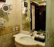 In-room Bathroom 6 Garden Plaza Hotel Sefah