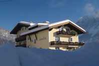 Bangunan Gästehaus Alpenblick Lermoos