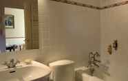 In-room Bathroom 6 Le Domaine de Mestré, The Originals Relais (Relais du Silence)