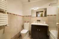 In-room Bathroom Grand Parliment Duplex by Homing