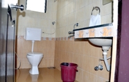 Toilet Kamar 3 FabHotel Magnus Calypso Viman Nagar