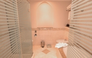 Toilet Kamar 7 Coral Boutique Villas