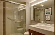 In-room Bathroom 6 Hyatt Place Delano