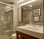 In-room Bathroom 6 Hyatt Place Delano