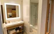 Toilet Kamar 3 Canopy by Hilton Dallas Uptown