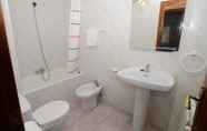 Toilet Kamar 7 Apartment in Isla, Cantabria 102803 by MO Rentals