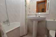 Toilet Kamar Apartment in Isla, Cantabria 102803 by MO Rentals