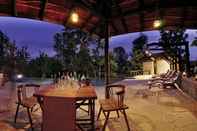 Ruang untuk Umum Pugdundee Safaris - Kanha Earth Lodge