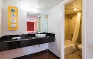 Toilet Kamar 6 SureStay Hotel by Best Western San Antonio Riverwalk