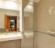 In-room Bathroom 6 Howard Johnson by Wyndham San Francisco Resort & Conv Center