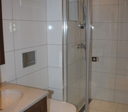 Toilet Kamar 5 Elton Hotel