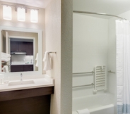 ห้องน้ำภายในห้อง 7 TownePlace Suites by Marriott Kansas City Liberty