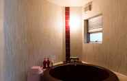 In-room Bathroom 5 Tokyo Guest House Ouji Music Lounge - Hostel