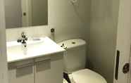 In-room Bathroom 2 Hostalin Madrid Atocha