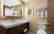 Toilet Kamar 5 Fairfield Inn & Suites by Marriott Santa Fe