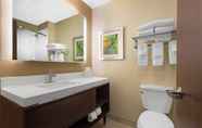 Toilet Kamar 5 Fairfield Inn & Suites by Marriott Santa Fe